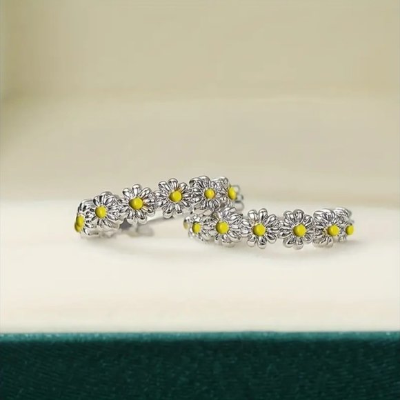 Daisy 18K Gold Plated Hoop Earrings - Picture 4 of 4